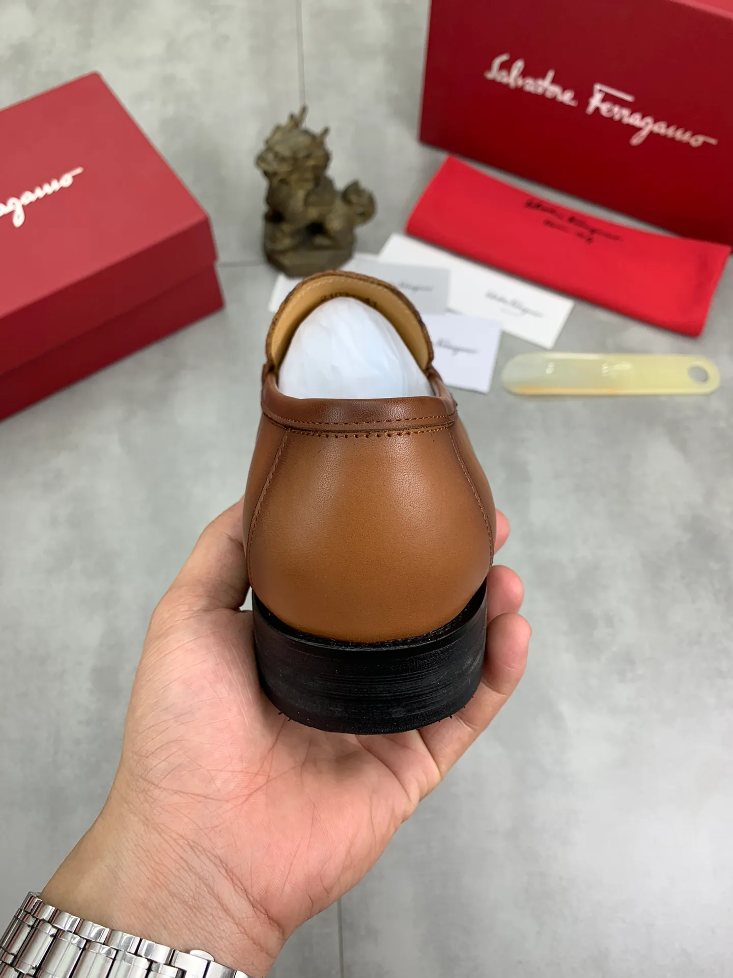 Men's Men's Shoes 💰P460💰[New Style] Water-dyed Niuli 🆘[Salvatore Ferragamo] Ferragamo's latest casual business leather shoes for men! Available at counters simultaneously! The fabric is made of specially imported original pebbled calfskin, and the lining is made of imported water-dyed cowhide. It is absolutely luxurious and leads the fashion trend. Matching code: 38-45 (46 can be customized) Black and brown colors are optional